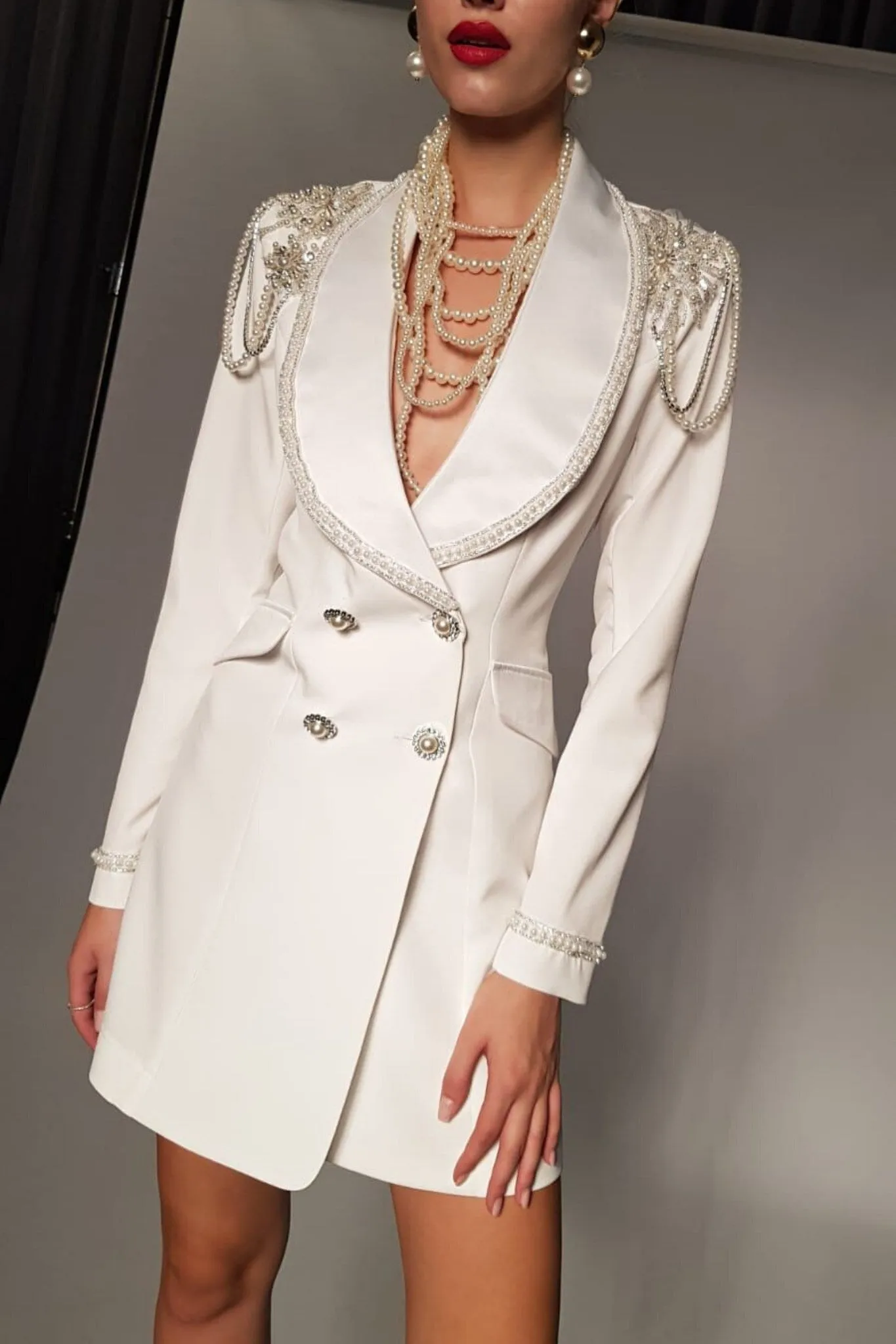 Abito blazer bianco doppiopetto Bby accessoriato con bottoni gioiello catenelle e decorazioni in perline e strass