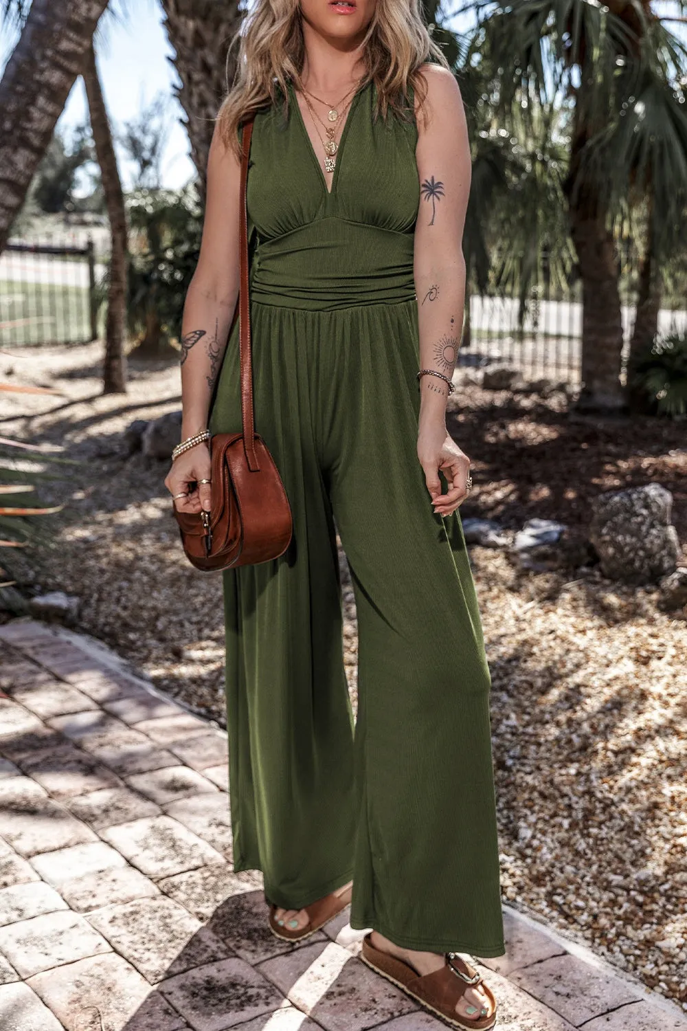 Ärmelloser Jumpsuit mit V-Ausschnitt und weitem Bein