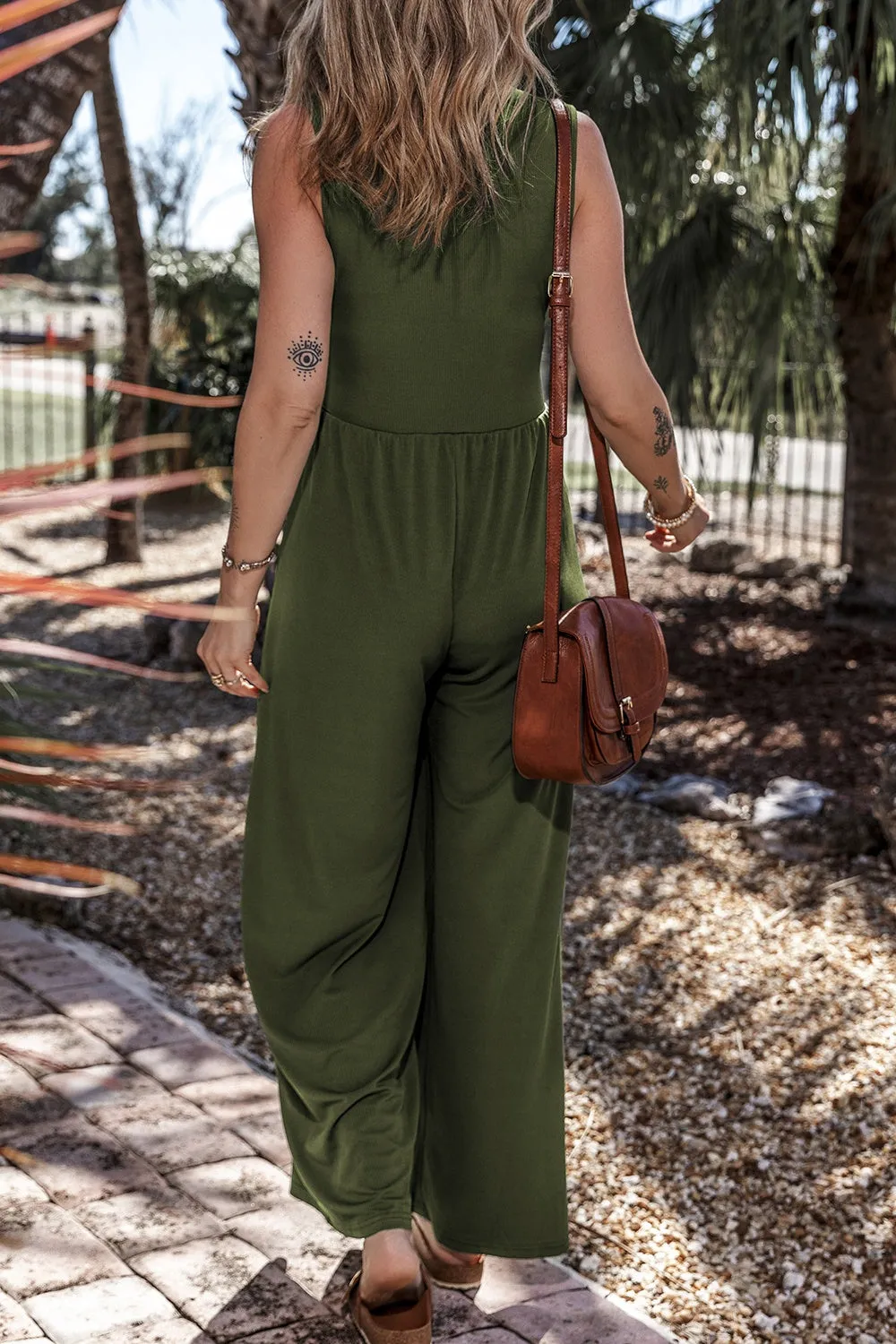 Ärmelloser Jumpsuit mit V-Ausschnitt und weitem Bein