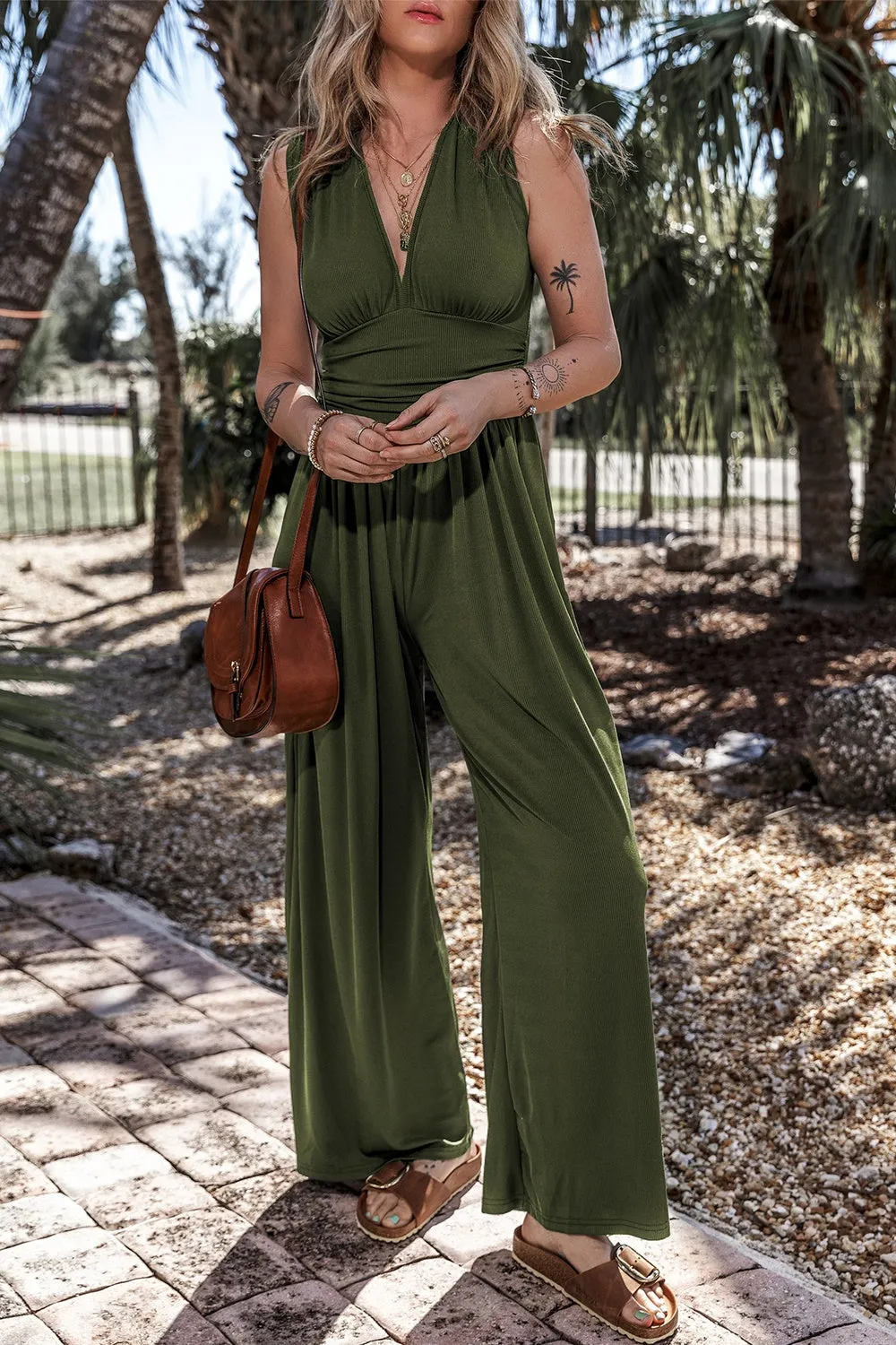 Ärmelloser Jumpsuit mit V-Ausschnitt und weitem Bein